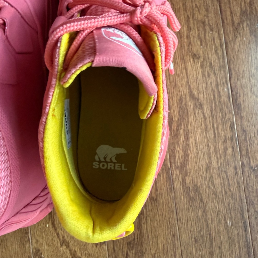 Sorrel Women's rain boots, pink and yellow, size 9 - Picture 4 of 7
